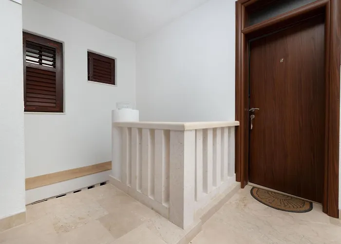 Loncar-5 By Interhome Pisak