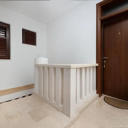 Loncar-5 By Interhome Pisak